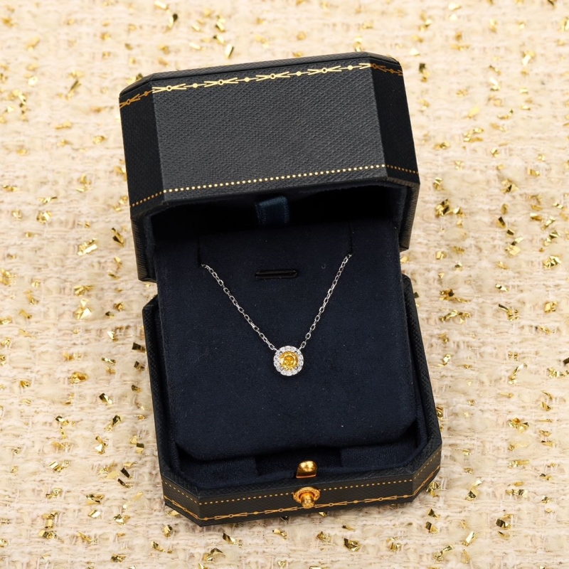 G*u*i necklaces